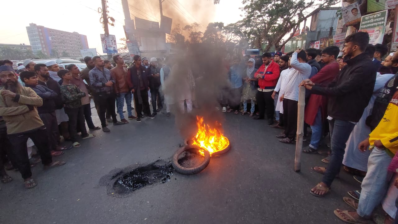 ওসমান হাদি গুলিবিদ্ধের প্রতিবাদে ঝালকাঠিতে সড়ক অবরোধ