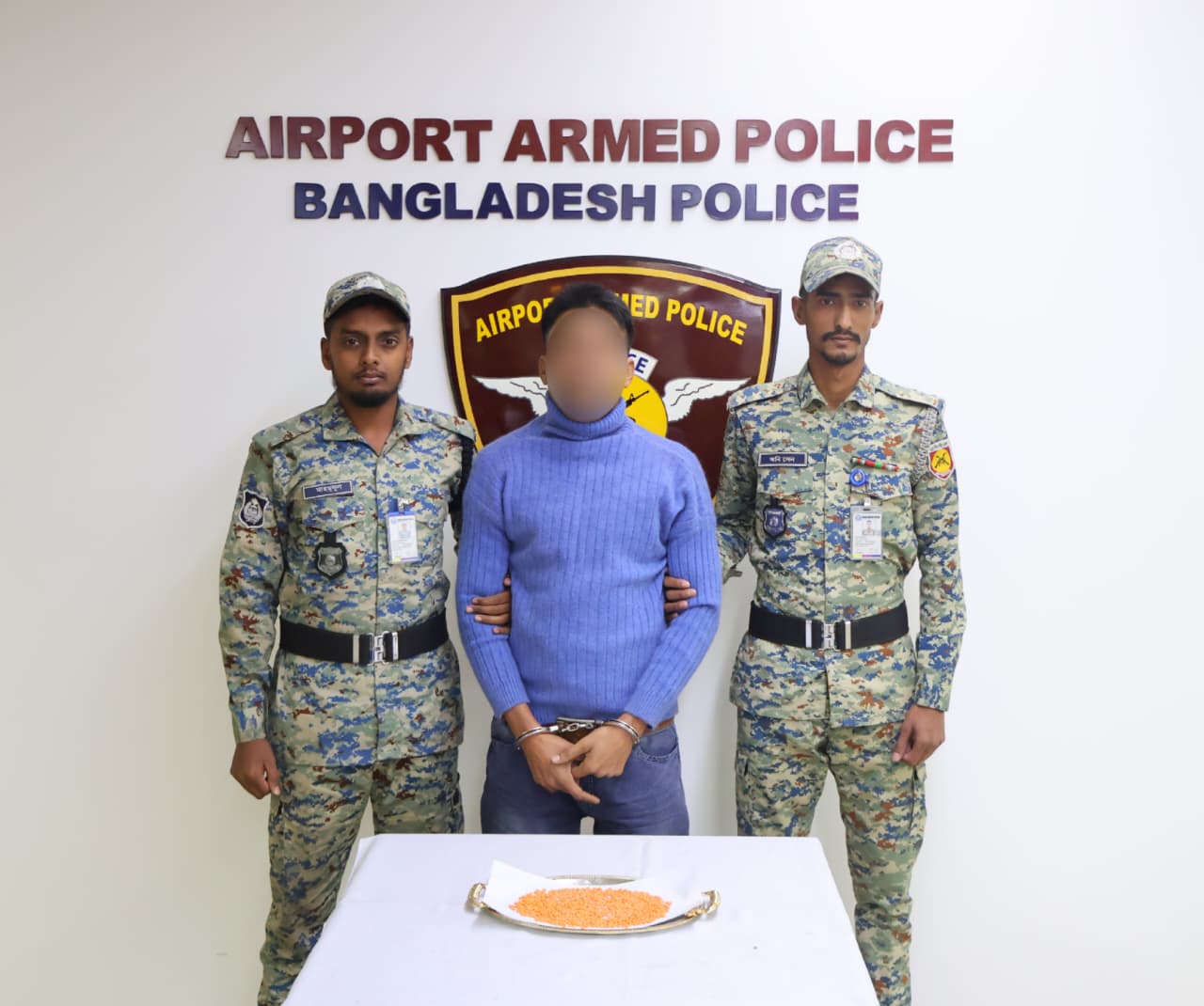 ঢাকা এয়ারপোর্টে ৯৬৯ পিস ইয়াবাসহ এক বিমানযাত্রীকে আটক করেছে এয়ারপোর্ট আর্মড পুলিশ ব্যাটালিয়ন
