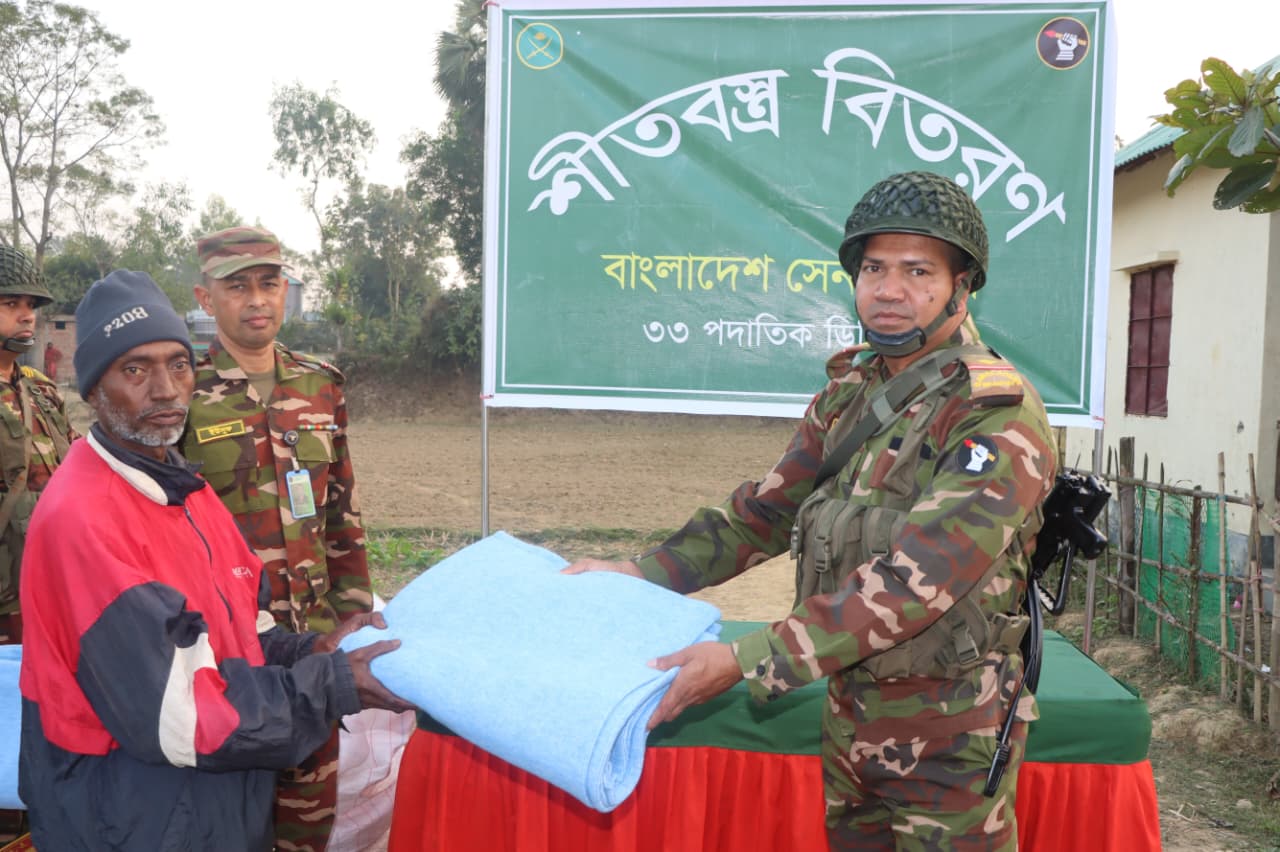 মানবিকতায় এগিয়ে সেনাবাহিনী, ৬ জেলায় শীতবস্ত্র বিতরণ