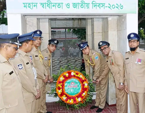 মহান স্বাধীনতা ও জাতীয় দিবসে বীর শহীদদের প্রতি কুমিল্লা জেলা পুলিশের বিনম্র শ্রদ্ধা