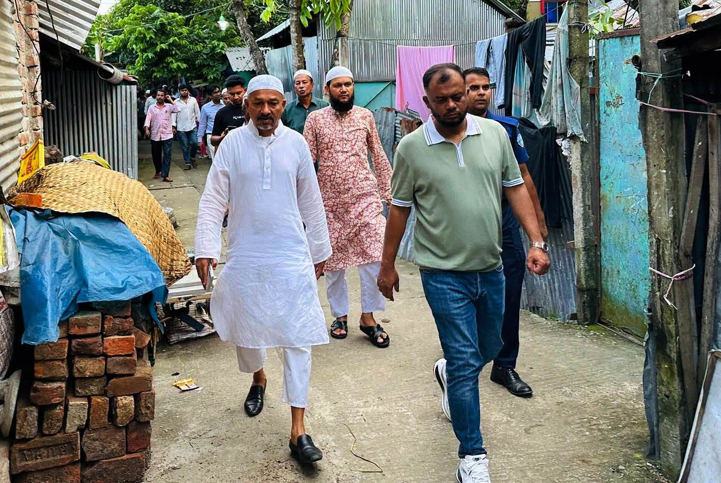 জলাবদ্ধতা নিরসনে নগরীর মফিজাবাদ কলোনি পরিদর্শন করেন প্রশাসক ইউসুফ মোল্লা টিপু